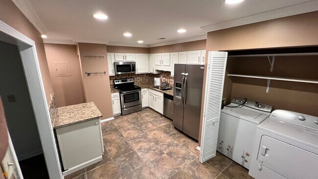 Building Photo - 198 Peachtree Hollow Ct NE