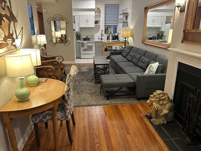 Building Photo - 1118 F St NE