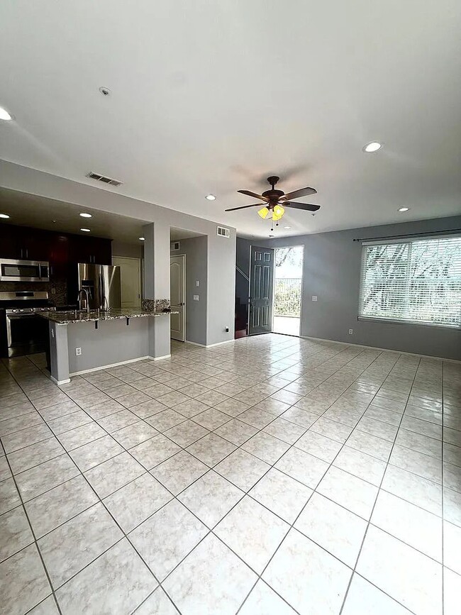 Building Photo - 301 N Navarette Pl