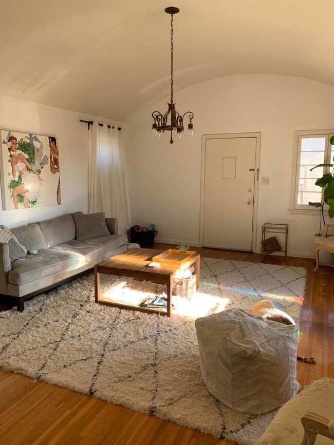 Foto del edificio - 232 S Poinsettia Pl