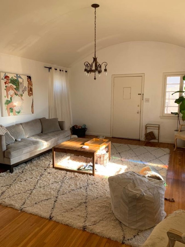 Building Photo - 232 S Poinsettia Pl