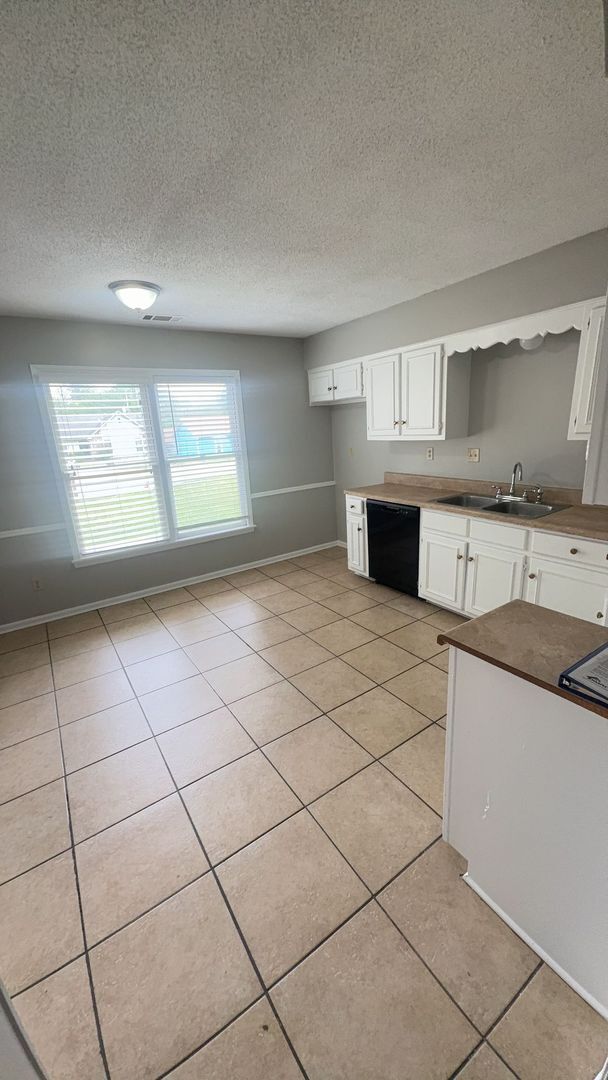 Building Photo - Charming 3 bedroom  / 2 bathroom home - Op...