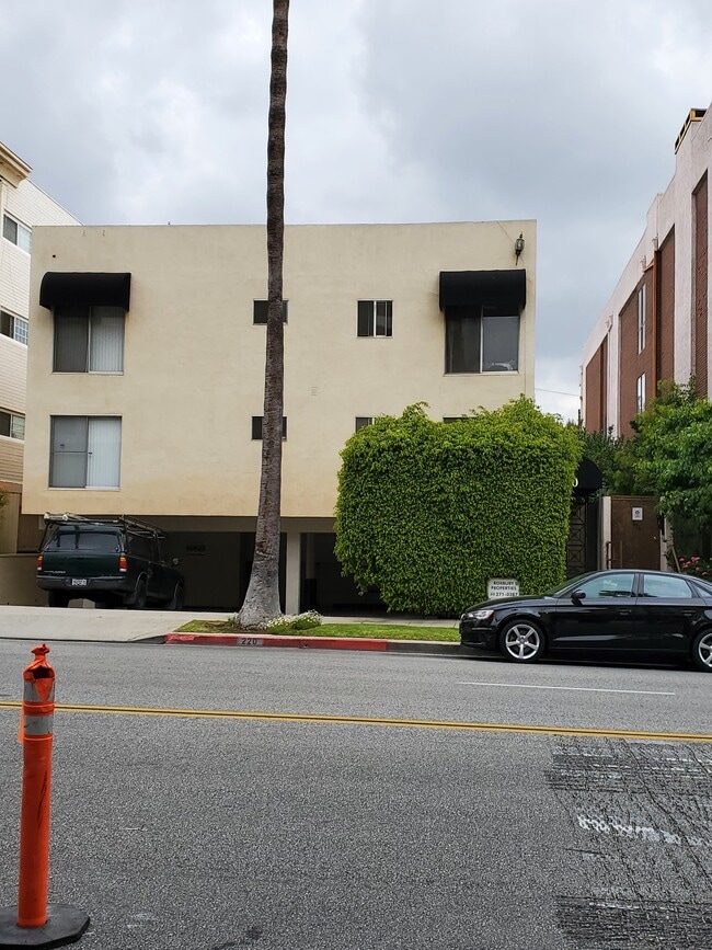Building Photo - 220 N Crescent Dr