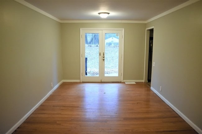 Building Photo - Spacious 4 Bed, 2 Bath Ranch