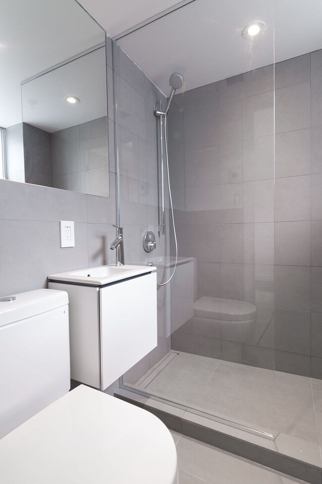 Building Photo - 25 Av des Pins O
