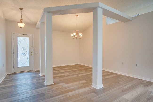 Foto del edificio - Move In for the Holidays! Lakefront Shadow Lakes Home – $500 Off First Month & ½ Deposit for Mili...