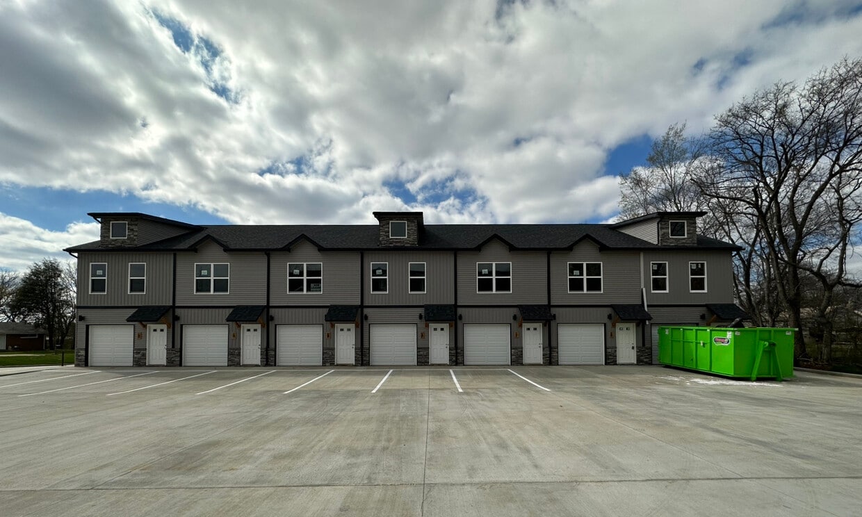 Primary Photo - 119 W Rossview Rd