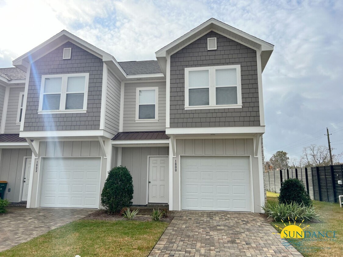 Primary Photo - Custom Fort Walton Beach Townhouse in Gate...