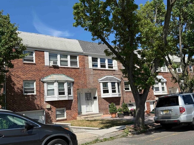 Building Photo - 42 Briarwood Rd