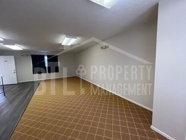 Building Photo - 27 Notch Shopping Center Ln