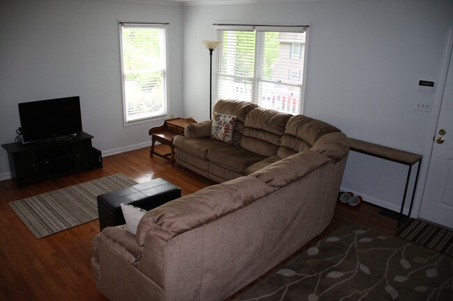 Living room surrounded by windows - 6621 W Lakeridge Rd