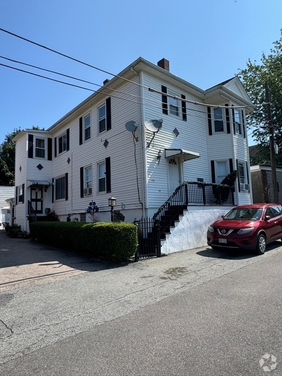 Building Photo - 18 Saucier St