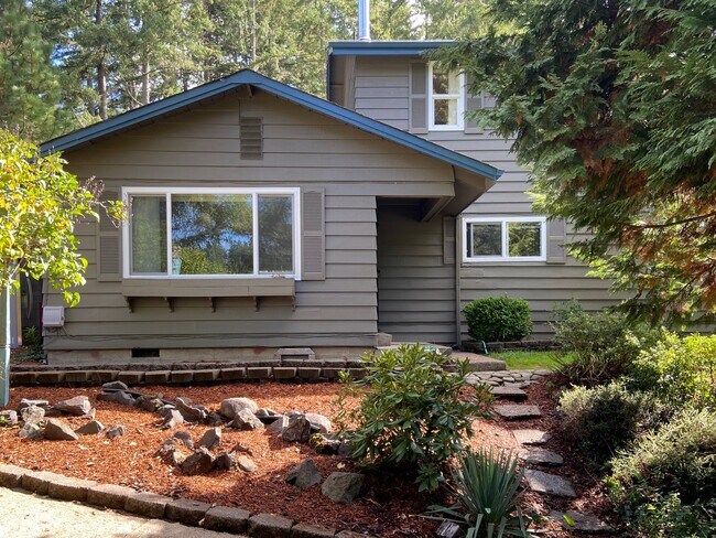 Building Photo - 2324 Lorane Hwy