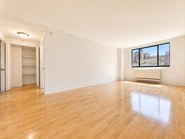 Building Photo - 323 W 96th St