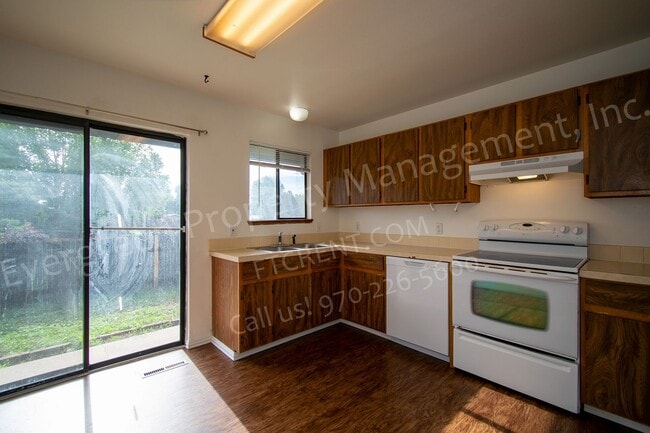 Building Photo - 704 Ponderosa Dr