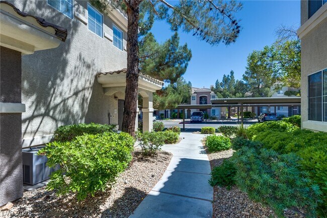 Foto del edificio - 9050 W Warm Springs Rd