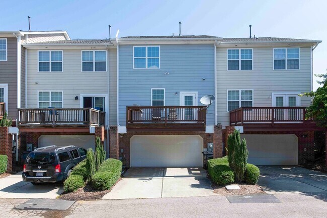 Foto del edificio - Spacious 3BR Townhome in Apex