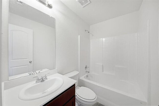 Building Photo - 2213 Dillard St