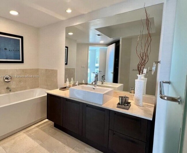 Foto del edificio - 250 Sunny Isles Blvd