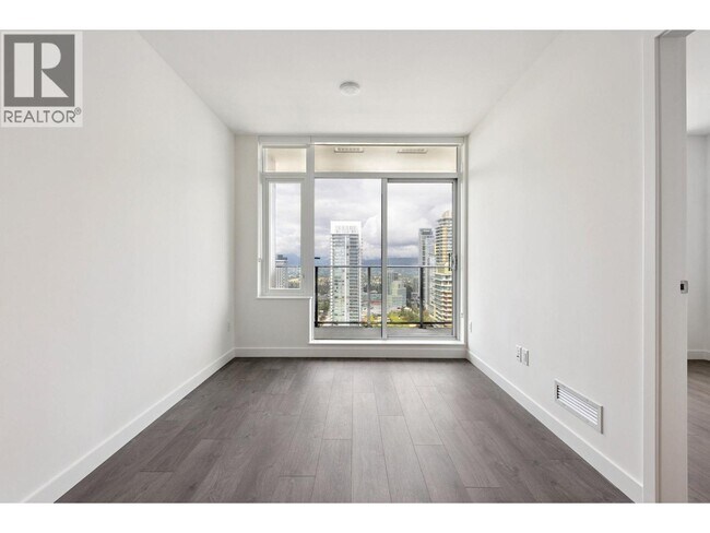 Photo du bâtiment - 6468-6468 Willingdon Ave