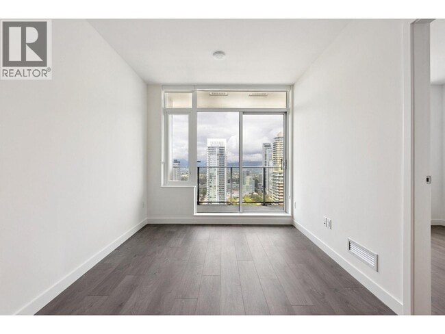 Photo du bâtiment - 6468 Willingdon Ave