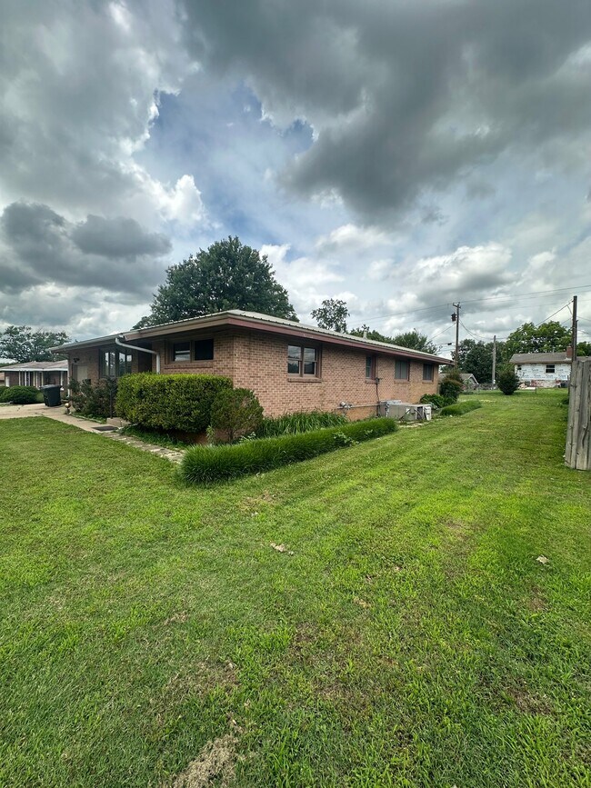 Foto del edificio - 3306 Harvey Rd