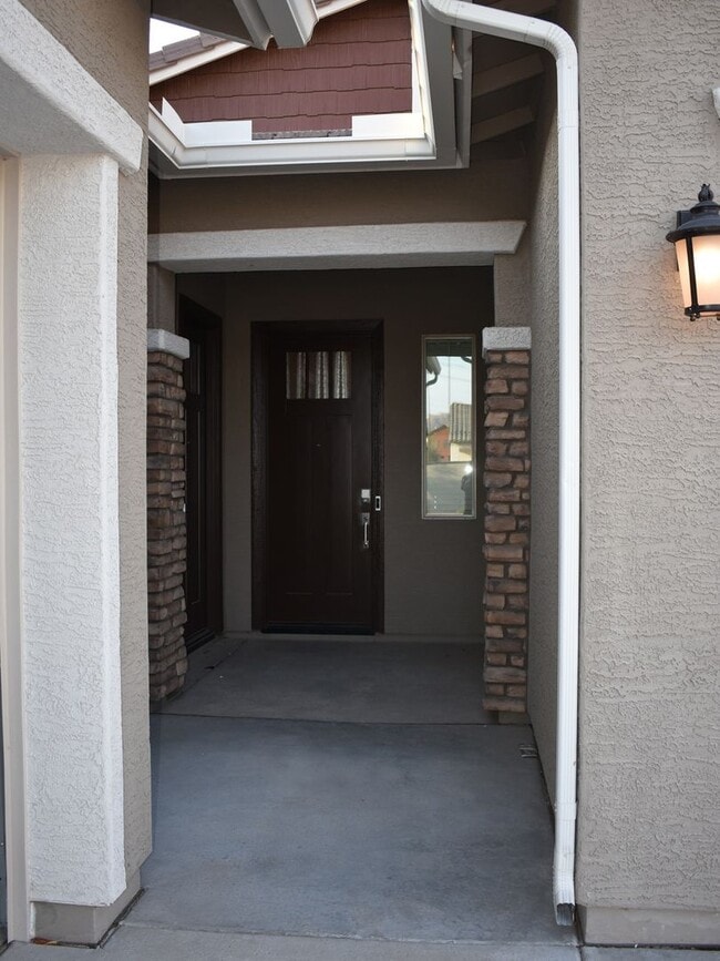 Building Photo - 2530 W Huntington Dr