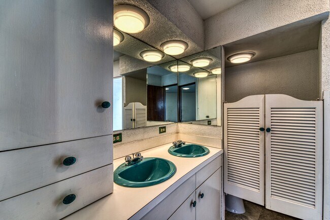 Foto del edificio - HUGE 4 BD Broadmoor Heights Home on LARGE ...