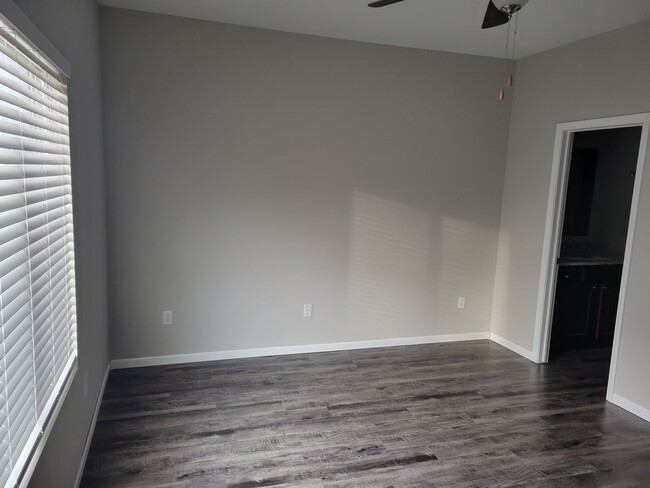 Building Photo - 1305 Azena St