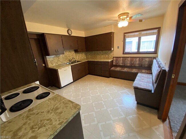 Building Photo - 6586 Beverly Dr