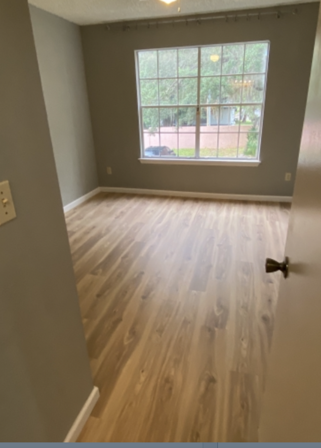 Building Photo - 2550 N Alafaya Trl