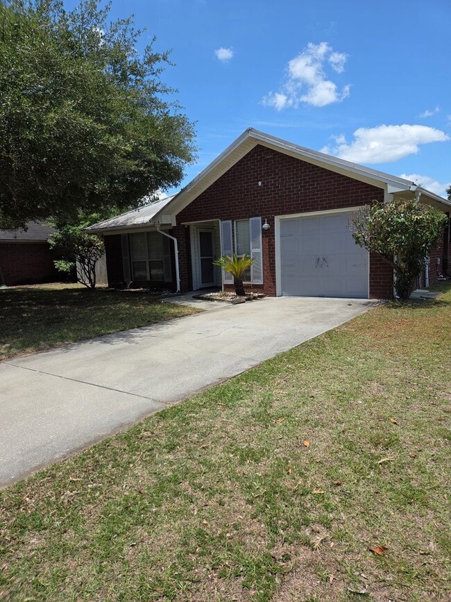 Building Photo - 3 Bedroom 2 bath fenced back yard in a quiet neighborhood!!