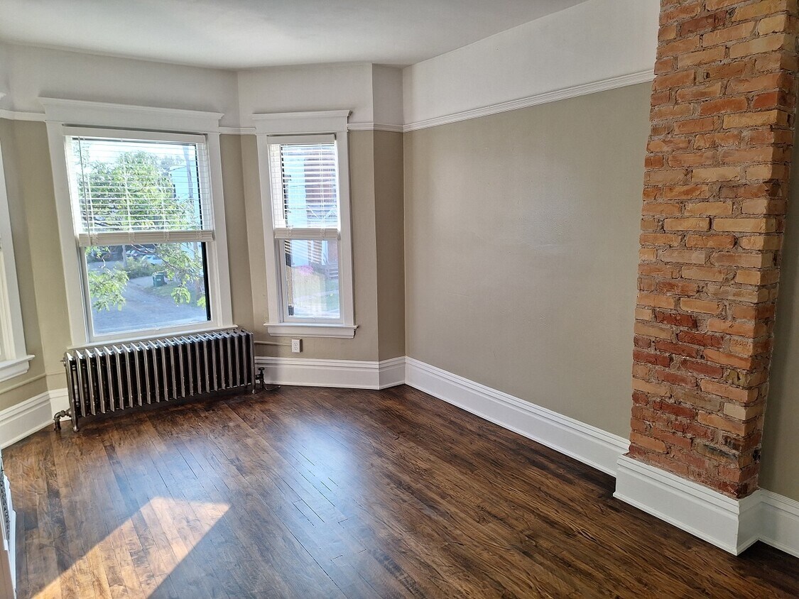 Primary Photo - 214-2 N 15th Ave E