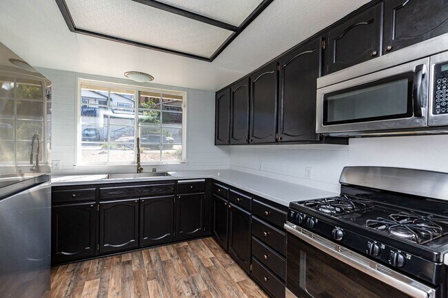 Building Photo - Portola Ave 1026 (Tiffany &amp; Brittany)