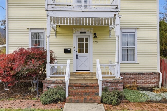 Building Photo - 173 Helman St