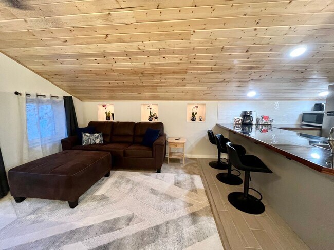 Foto del edificio - Beautiful efficiency apartment with balcony near UAF