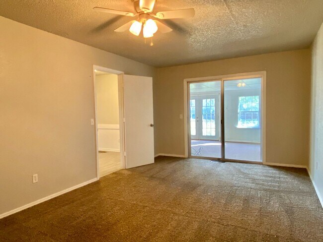 Foto del edificio - 2900 Pine Ridge Rd