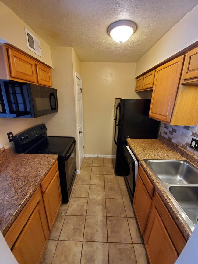 Building Photo - College Station - 2 bedroom /2 bath / down...