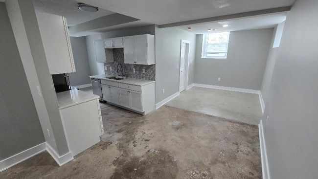 Building Photo - 1600 W 37th St
