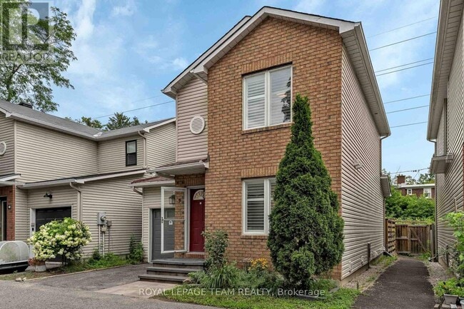 Building Photo - 583 Tweedsmuir Ave