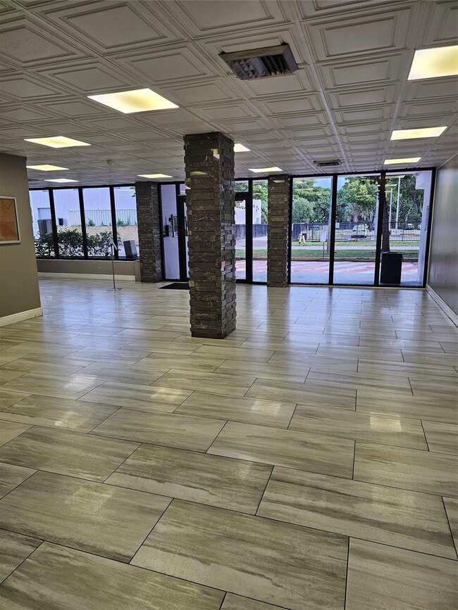 Foto del edificio - 15600 NW 7th Ave