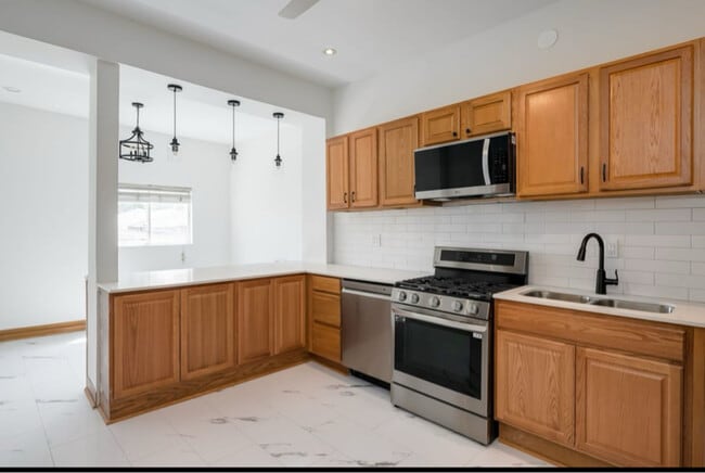 Building Photo - 2855 N Spaulding Ave