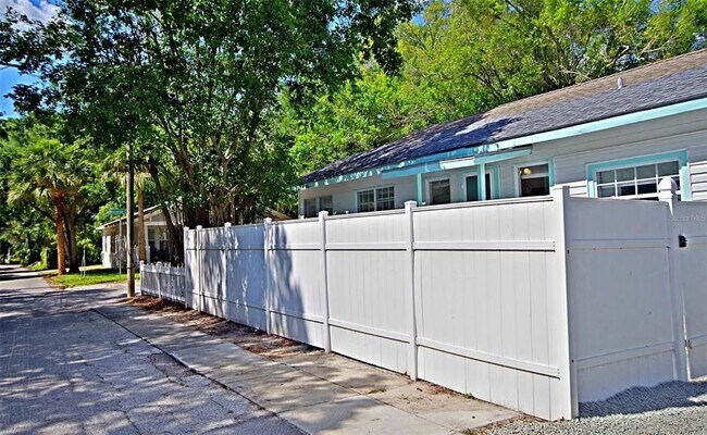 Building Photo - 330 Wisconsin Ct S