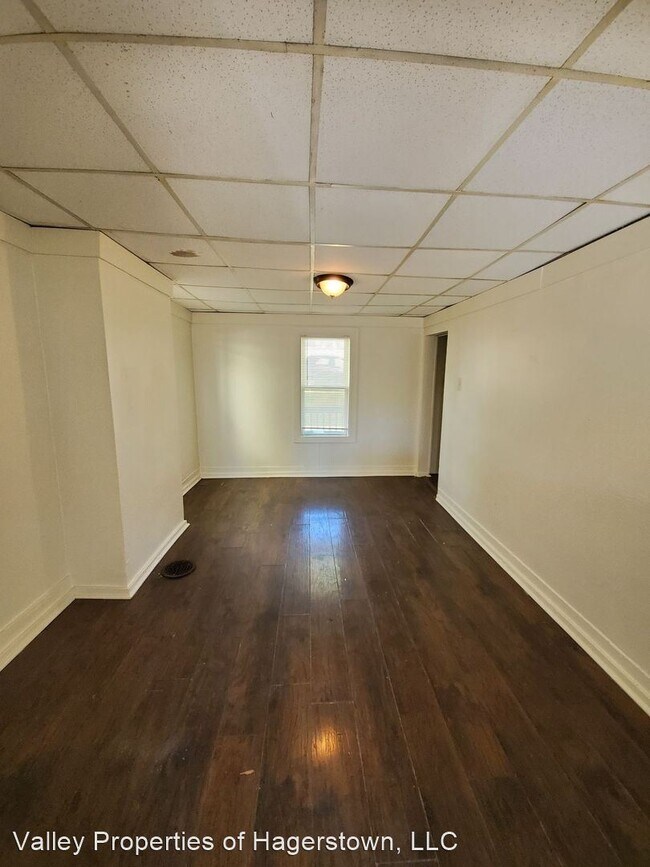 Building Photo - 3 br, 1 bath House - 215 S High St