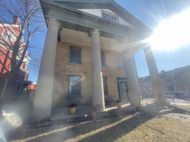 Foto del edificio - 166 Hudson Ave