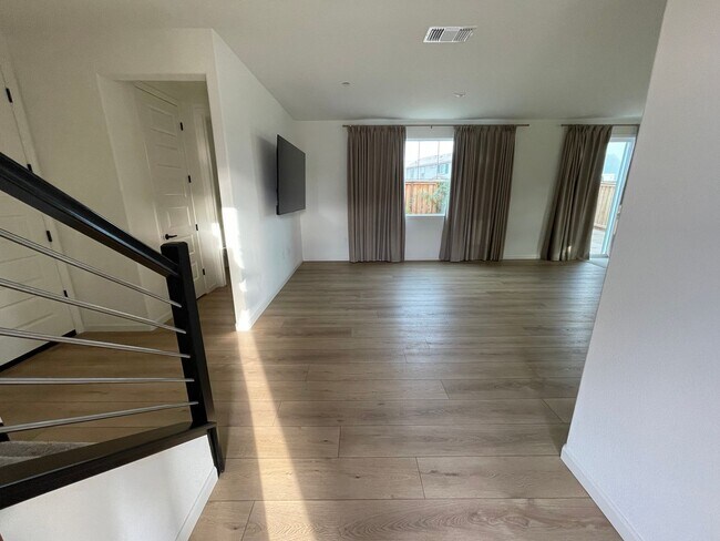 Foto del edificio - Beautiful new home with open floor plan av...