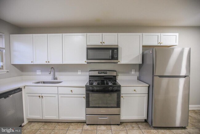 Building Photo - 530 N Montford Ave
