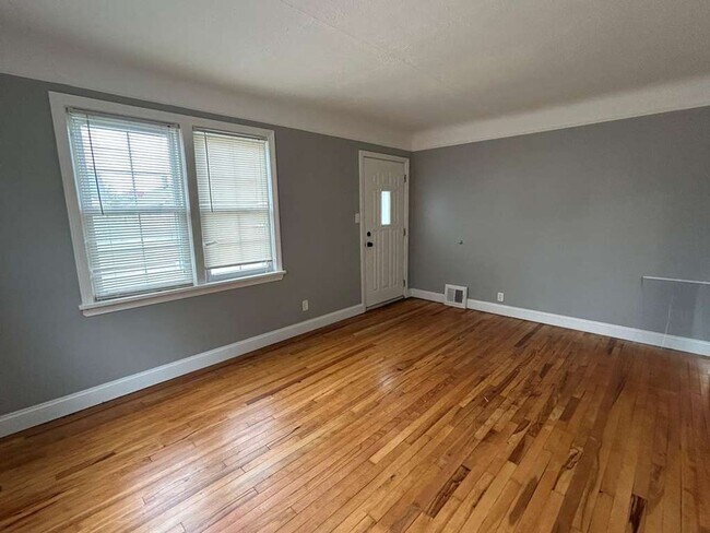 Foto del edificio - ? Beautiful 3-Bedroom Brick Bungalow in the Heart of Wickliffe ?