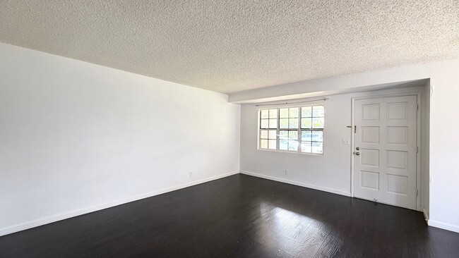 Building Photo - Rarely Available 2br/2ba House with garage with an Enclosed Yard