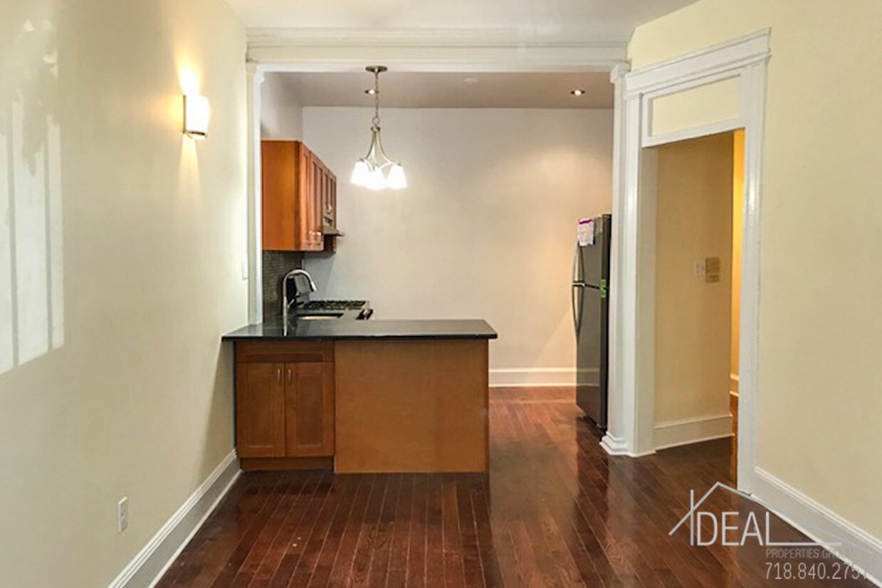 Primary Photo - 462 Park Pl